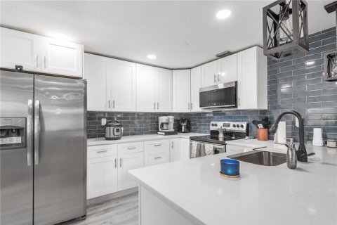 House in Tampa, Florida 3 bedrooms, 141.95 sq.m. № 2223401 - photo 10