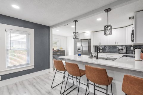 House in Tampa, Florida 3 bedrooms, 141.95 sq.m. № 2223401 - photo 9