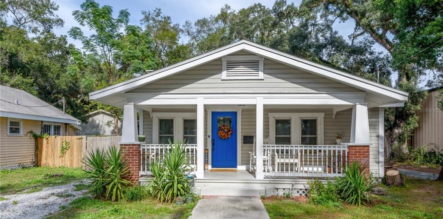 House in Tampa, Florida 3 bedrooms, 141.95 sq.m. № 2223401