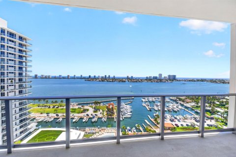 Condo in West Palm Beach, Florida, 3 bedrooms  № 2245711 - photo 11