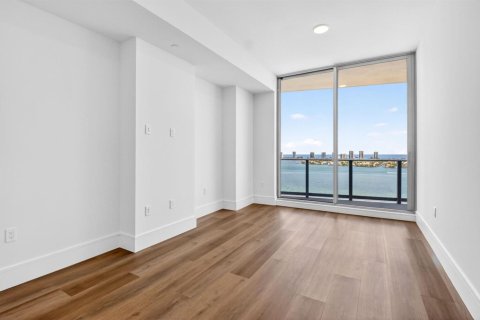 Condo in West Palm Beach, Florida, 3 bedrooms  № 2245711 - photo 19