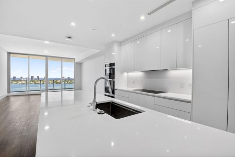 Condo in West Palm Beach, Florida, 3 bedrooms  № 2245711 - photo 6