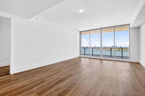 Condo in West Palm Beach, Florida, 3 bedrooms  № 2245711 - photo 8