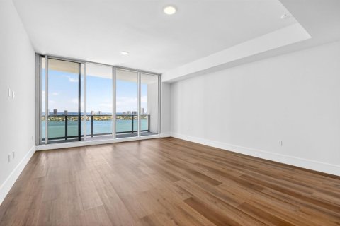 Condo in West Palm Beach, Florida, 3 bedrooms  № 2245711 - photo 16