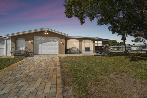 House in Port Richey, Florida 2 bedrooms, 106.84 sq.m. № 1544153 - photo 1