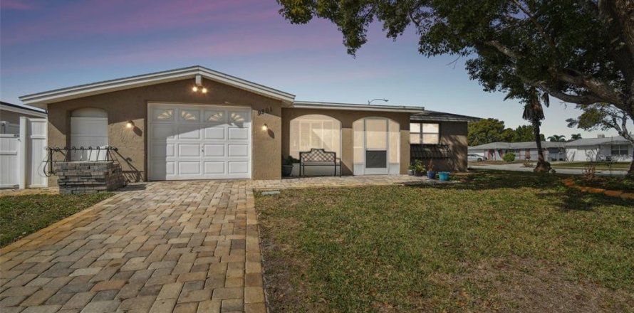 House in Port Richey, Florida 2 bedrooms, 106.84 sq.m. № 1544153