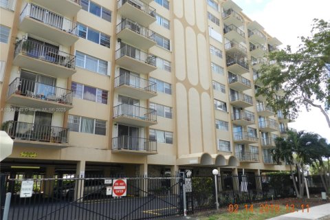 Снять в аренду кондоминиум в Норт-Майами, Флорида 1 спальня, 81.29м2, № 1966023 - фото 1