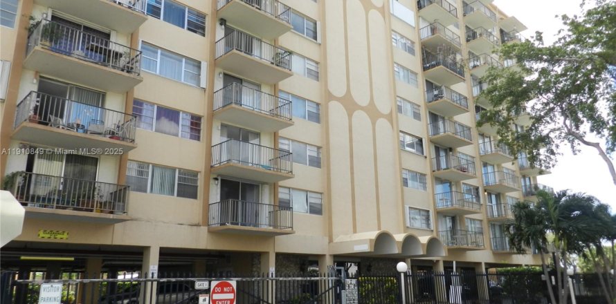 Кондоминиум с 1 спальней в Норт-Майами, Флорида № 1966023