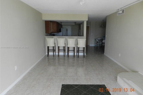 Снять в аренду кондоминиум в Норт-Майами, Флорида 1 спальня, 81.29м2, № 1966023 - фото 4