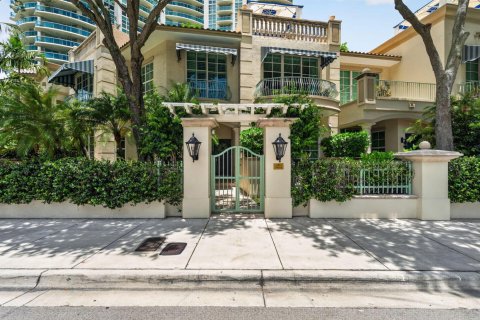Adosado en Fort Lauderdale, Florida 3 dormitorios, 397.62 m2 № 2353063