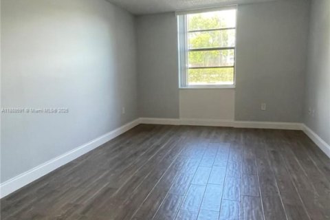 Condo in North Miami Beach, Florida, 1 bedroom № 1942550 - photo 13