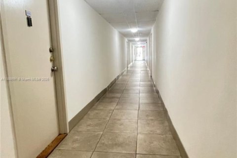 Condo in North Miami Beach, Florida, 1 bedroom № 1942550 - photo 25