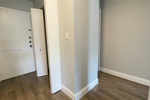 Condo in North Miami Beach, Florida, 1 bedroom № 1942550 - photo 9