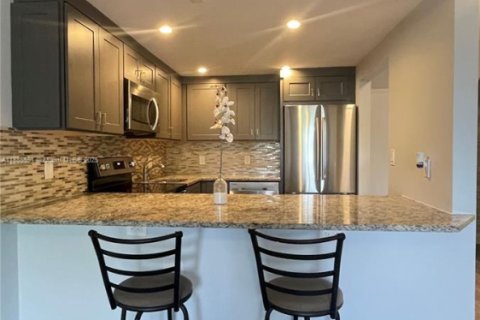 Condo in North Miami Beach, Florida, 1 bedroom № 1942550 - photo 6