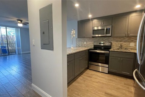 Condo in North Miami Beach, Florida, 1 bedroom № 1942550 - photo 3