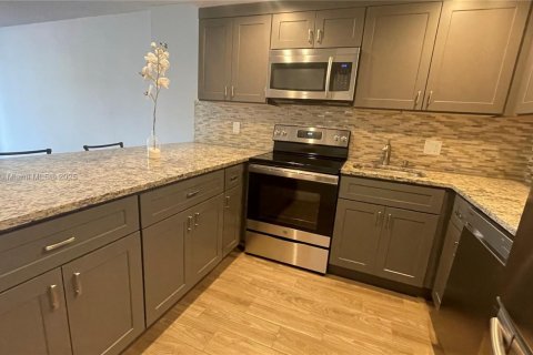 Condo in North Miami Beach, Florida, 1 bedroom № 1942550 - photo 2