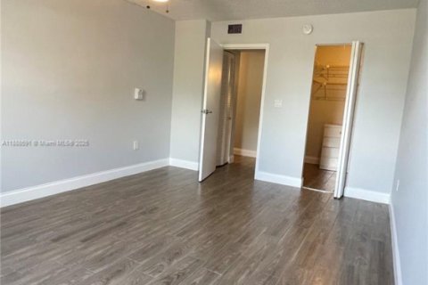 Condo in North Miami Beach, Florida, 1 bedroom № 1942550 - photo 16