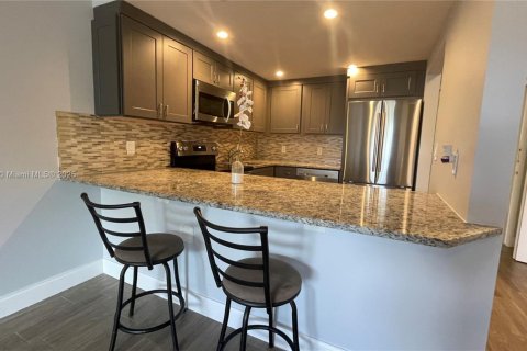 Condo in North Miami Beach, Florida, 1 bedroom № 1942550 - photo 1