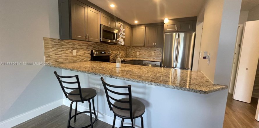 Condo in North Miami Beach, Florida, 1 bedroom № 1942550
