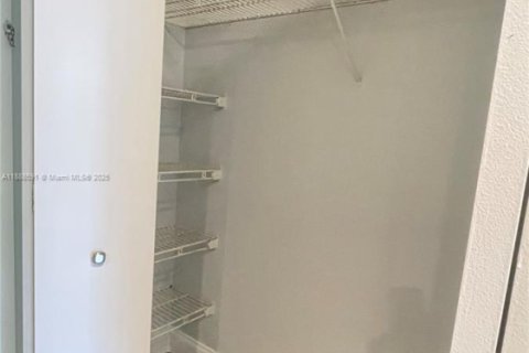 Condo in North Miami Beach, Florida, 1 bedroom № 1942550 - photo 11