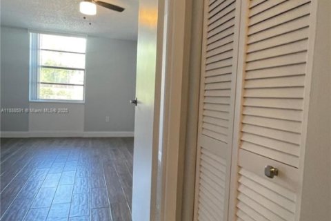 Condo in North Miami Beach, Florida, 1 bedroom № 1942550 - photo 21