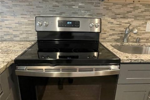 Condo in North Miami Beach, Florida, 1 bedroom № 1942550 - photo 8