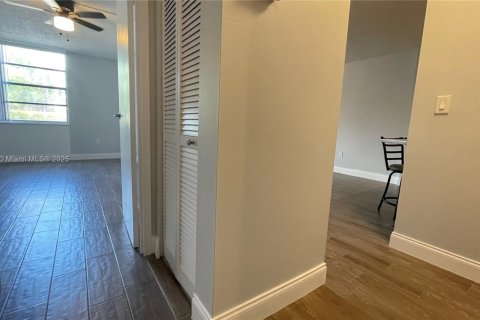 Condo in North Miami Beach, Florida, 1 bedroom № 1942550 - photo 23
