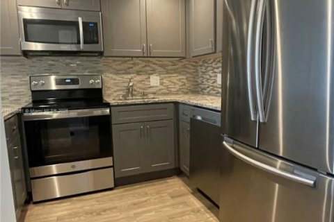 Condo in North Miami Beach, Florida, 1 bedroom № 1942550 - photo 4