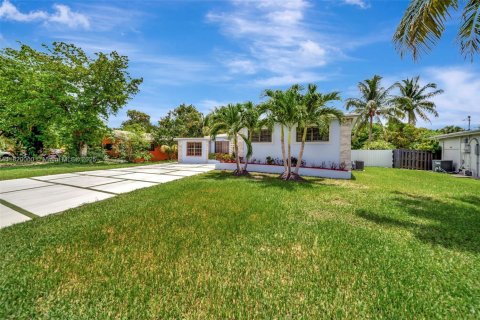House in Miami, Florida 4 bedrooms, 169.18 sq.m. № 1777843 - photo 12