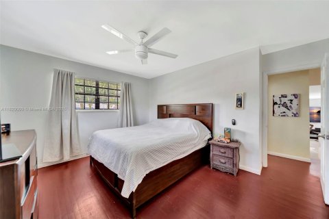 House in Miami, Florida 4 bedrooms, 169.18 sq.m. № 1777843 - photo 23
