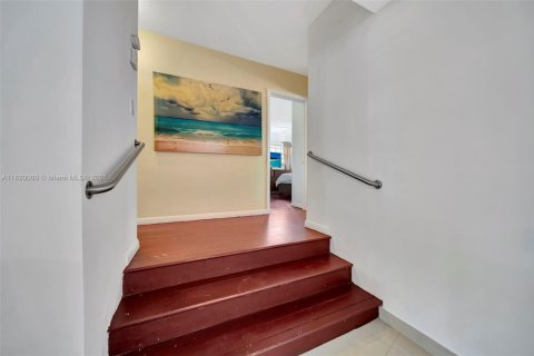 House in Miami, Florida 4 bedrooms, 169.18 sq.m. № 1777843 - photo 19