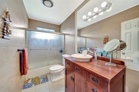 House in Miami, Florida 4 bedrooms, 169.18 sq.m. № 1777843 - photo 26