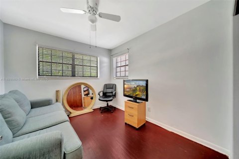 House in Miami, Florida 4 bedrooms, 169.18 sq.m. № 1777843 - photo 27