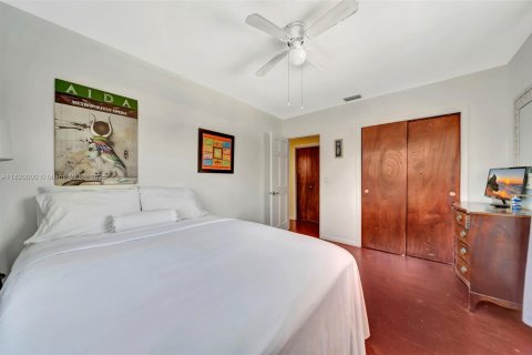 House in Miami, Florida 4 bedrooms, 169.18 sq.m. № 1777843 - photo 21