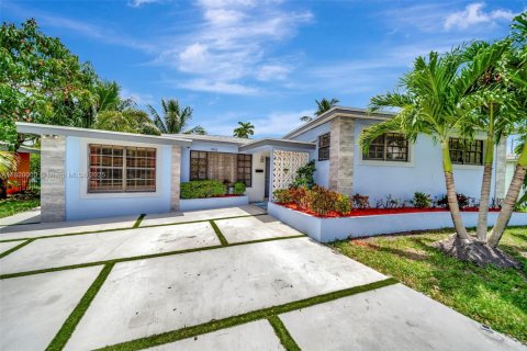 House in Miami, Florida 4 bedrooms, 169.18 sq.m. № 1777843 - photo 1