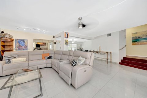 House in Miami, Florida 4 bedrooms, 169.18 sq.m. № 1777843 - photo 14