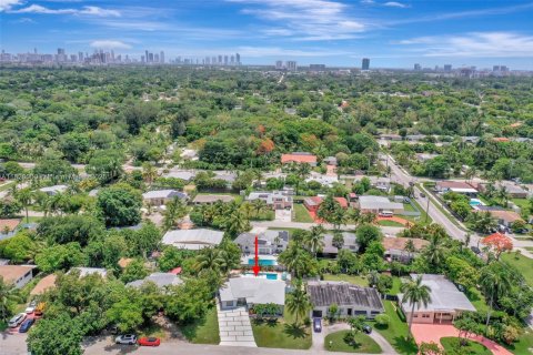 House in Miami, Florida 4 bedrooms, 169.18 sq.m. № 1777843 - photo 8