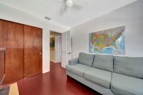 House in Miami, Florida 4 bedrooms, 169.18 sq.m. № 1777843 - photo 28