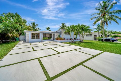 House in Miami, Florida 4 bedrooms, 169.18 sq.m. № 1777843 - photo 6