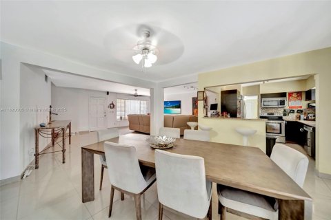 House in Miami, Florida 4 bedrooms, 169.18 sq.m. № 1777843 - photo 30