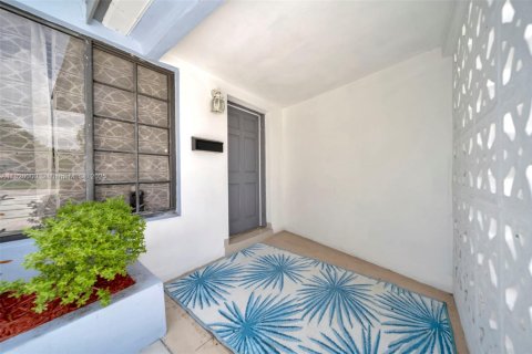 House in Miami, Florida 4 bedrooms, 169.18 sq.m. № 1777843 - photo 13