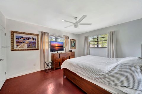 House in Miami, Florida 4 bedrooms, 169.18 sq.m. № 1777843 - photo 25
