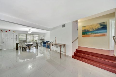 House in Miami, Florida 4 bedrooms, 169.18 sq.m. № 1777843 - photo 17