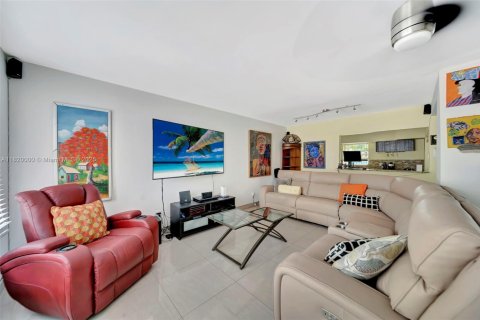 House in Miami, Florida 4 bedrooms, 169.18 sq.m. № 1777843 - photo 16
