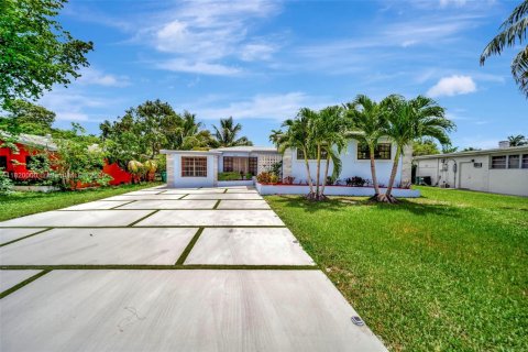 House in Miami, Florida 4 bedrooms, 169.18 sq.m. № 1777843 - photo 11