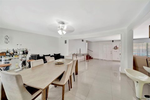 House in Miami, Florida 4 bedrooms, 169.18 sq.m. № 1777843 - photo 18