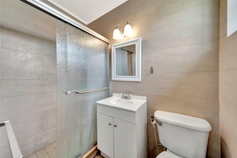 House in Miami, Florida 4 bedrooms, 169.18 sq.m. № 1777843 - photo 22