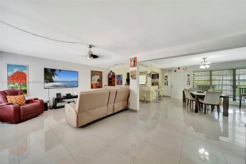 House in Miami, Florida 4 bedrooms, 169.18 sq.m. № 1777843 - photo 15
