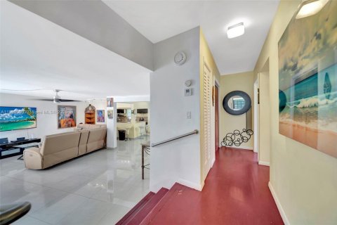 House in Miami, Florida 4 bedrooms, 169.18 sq.m. № 1777843 - photo 29