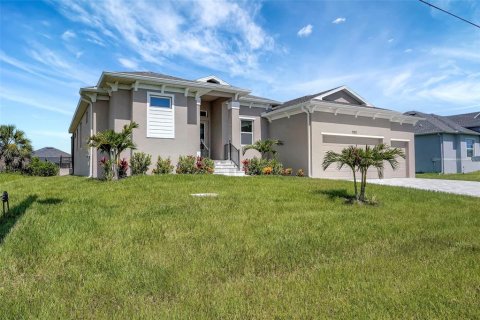 House in Port Charlotte, Florida 4 bedrooms, 209.31 sq.m. № 1843051 - photo 1